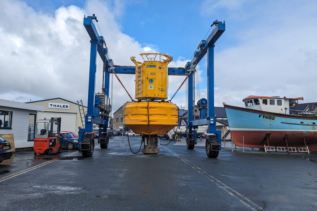 Data buoy on moving winch